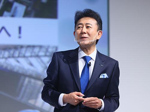 スピーチする高杉茂男社長